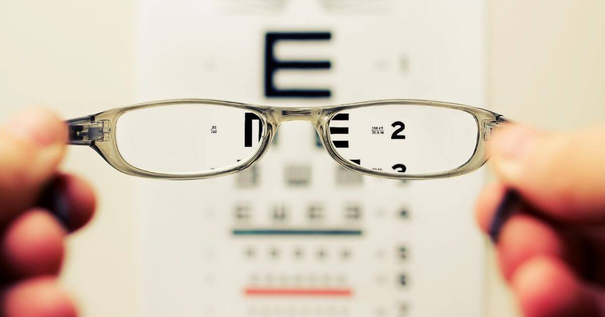 メガネを通すとクッキリうつる視力測定器